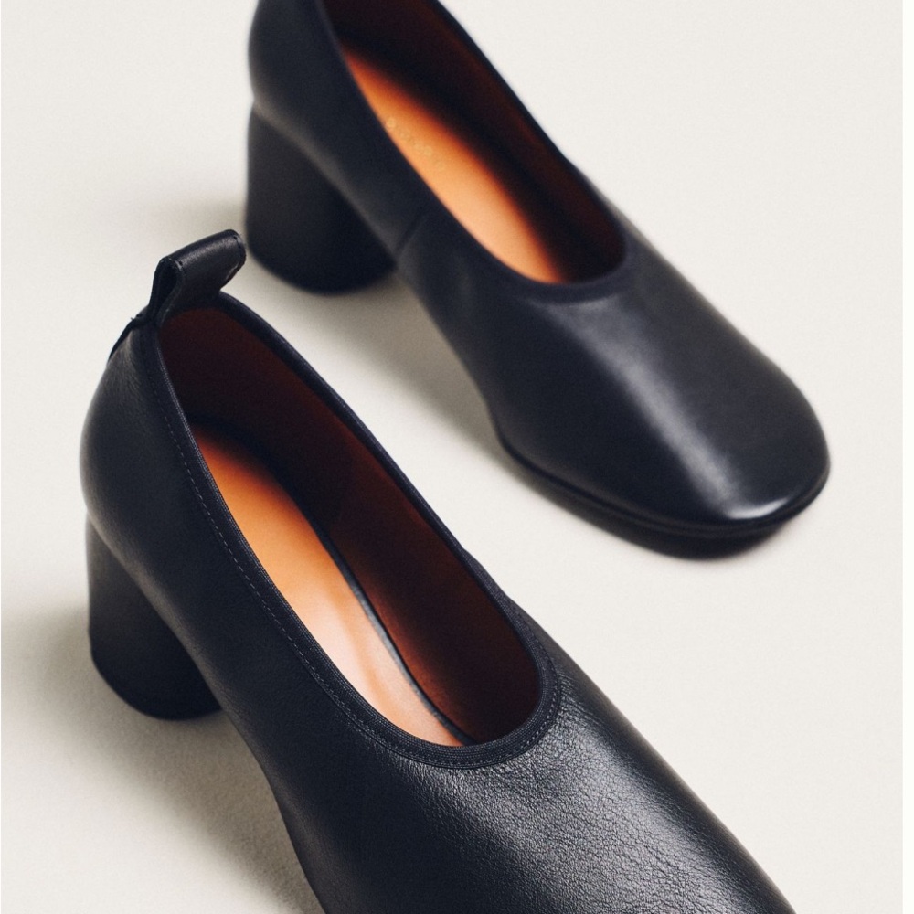 Glove round toed pumps